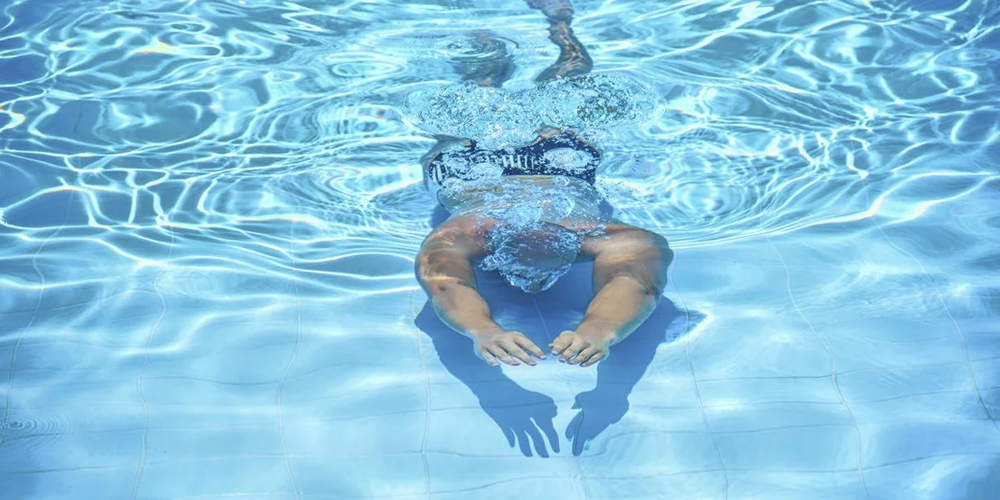 What causes a pool chlorine test to appear dark orange?